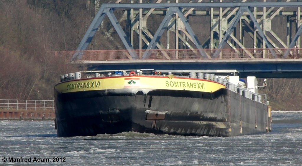 TMS Somtrans XVI (ENI 02332526) fhrt auf dem Rhein-Herne-Kanal durch dnnes Treibeis zur Hebestelle Duisburg-Meiderich (04.02.12). Lnge: 110,00 m, Breite: 11,45 m, Tiefgang: 3,20 m, Tonnage: 2690 t.