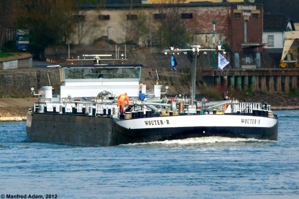 TMS Wouter-R, ENI 02327632, am 01.04.2012 auf dem Rgein bei Krefeld-Uerdingen zu Berg. Lnge: 104,94 m, Breite: 11,40 m, Tiefgang: 3,12 m, Tonnage: 2356 t, Leistung: 1249 kW, Baujahr 2006.