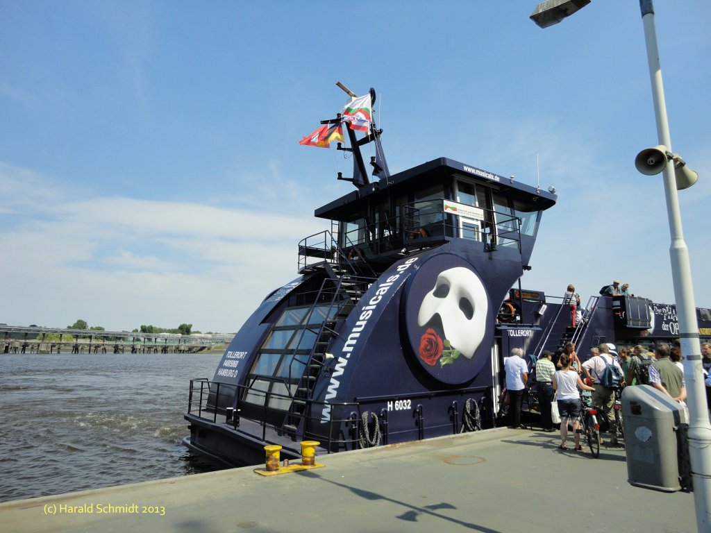 TOLLERORT (1) (ENI 048 05060) (Heckpartie)am 24.7.2013 mit neuer Werbung:  „Das Phantom der Oper“, Hamburg, Khlfleet, Anleger Finkenwerder /
Einmann-Fhrschiff Typ 2000 / HADAG / La 29,95 m, B 8,15 m, Tg 1,7 m / 2 Diesel, 2 Ruder-Propeller, 12 kn / 250 Pass. / 2006 bei SSB, Oortkaten, Hamburg /
