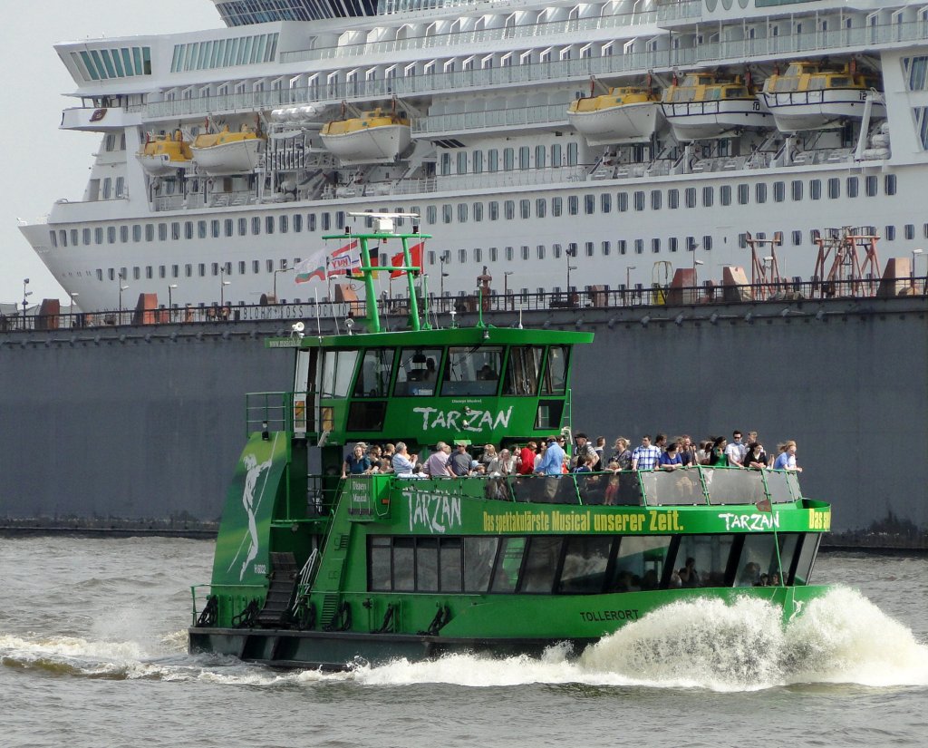  Tollerort  HADAG Hafenfhre. Im Hamburger Hafen 29.04.2010
Modernes Fhrschiff  Typ 2000 . Wegen ihres Aussehens auch liebevoll „Bgeleisen“ genannt.