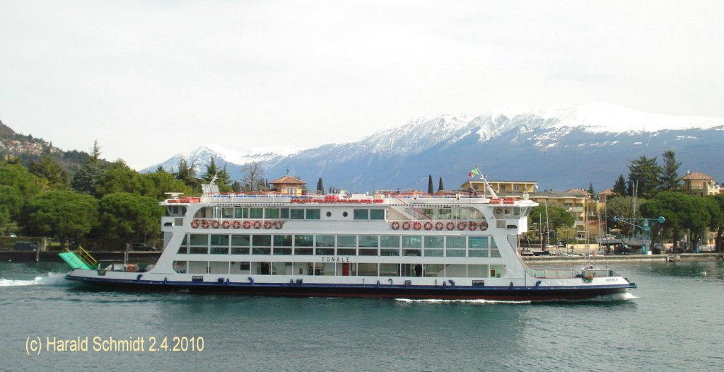 TONALE am 2.4.2010 auf dem Gardasee Maderno auslaufend
Autofhre / La 54,0 m, B 10,8 m / 2 x MTU 12V 183TE 62 Diesel  550 kW, 2 x VSP, 21 km/h  /  max. Pass. 1000 / 48 Kfz / 1986 bei Cantiere C.R.N., Ancona /
