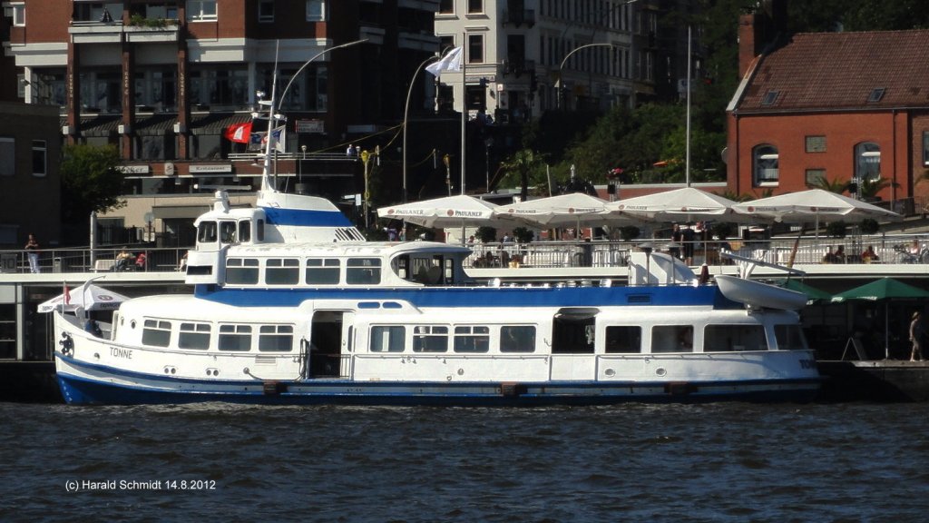 TONNE	 am 14.8.2012, Hamburg, Elbe an den Landungsbrcken /
Ehem. Hafenfhrschiff TONNDORF der HADAG / Typ IIIc / BRT 265 / La 30,18 m, B 8,16 m, Tg 3,18 m / 1 MaK-Diesel mit Getriebe, 370 PSe, 1 Prop., 4 Flgel, D=2130 mm, 11 kn / 1960 bei Sietas, Hamburg-Neuenfelde / 2007 an Kapt. Schwarz verkauft / 14.8.2009 als TONNE wieder im Dienst fr Ausflugssonderfahrten und Eventschiff /
