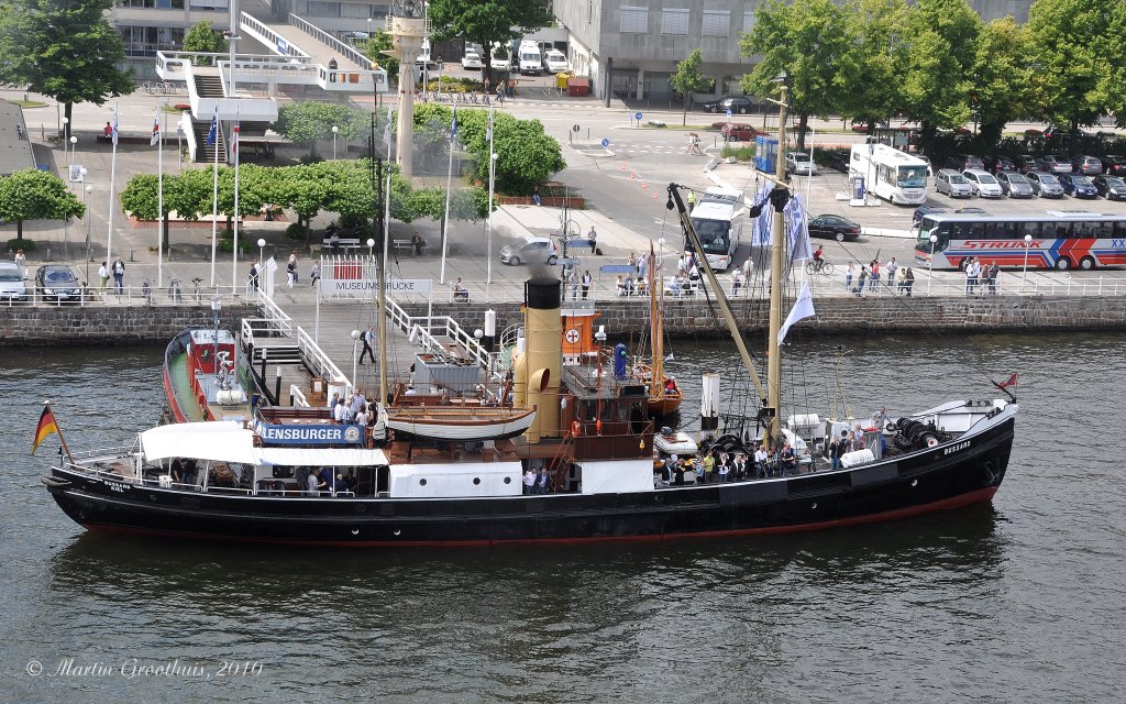 Tonnenleger  Bussard , am 26.06.2010 (Kieler Woche) an der Museumsbrcke in Kiel. 1906 auf der Meyer Werft in Papenburg gebaut.