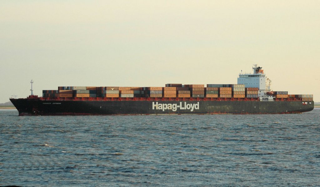 Toronto Express, ein Grocontainerschiff (IMO: 9253727) auf der Elbe bei Brunsbttel Richtung Hamburg. Technische Daten: Baujahr 2003, lang 294 m,   breit 32,31 m , Tiefgang 10,78 m, Container 4402, Knoten 22. Gesehen am 04.04.2011.