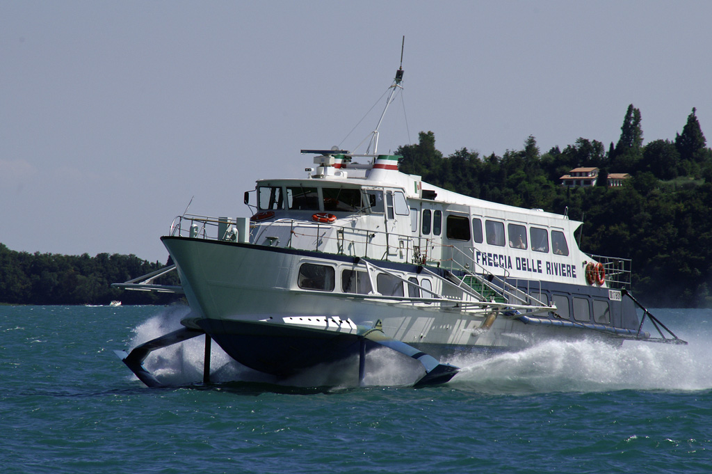 Tragflgelboot  Freccia della Riviere  bei Gardone Riviera am Gardasee (15.08.2011).