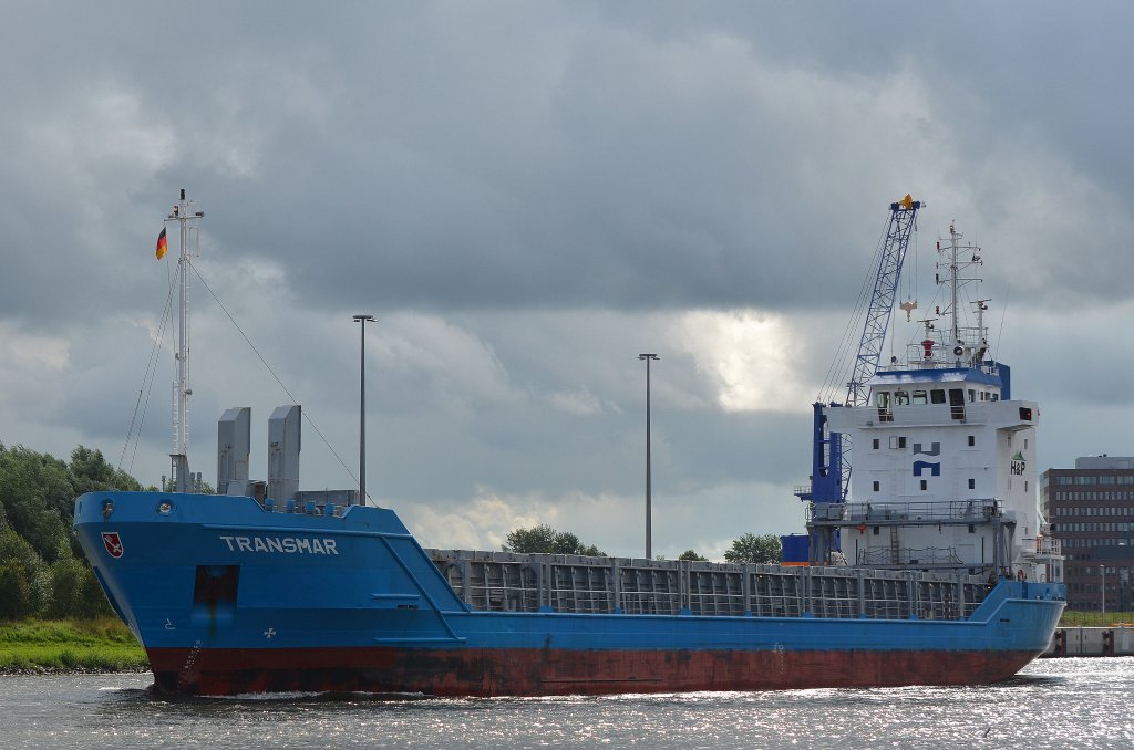 Transmar IMO-Nummer:9167332 Flagge:Gibraltar Lnge:90.0m Breite:14.0m Baujahr:1998 Bauwerft:Bodewes Shipyard,Hoogezand Niederlande passiert auf dem Nord-Ostsee-Kanal die Eisenbahnhochbrcke bei Rendsburg am 26.08.12