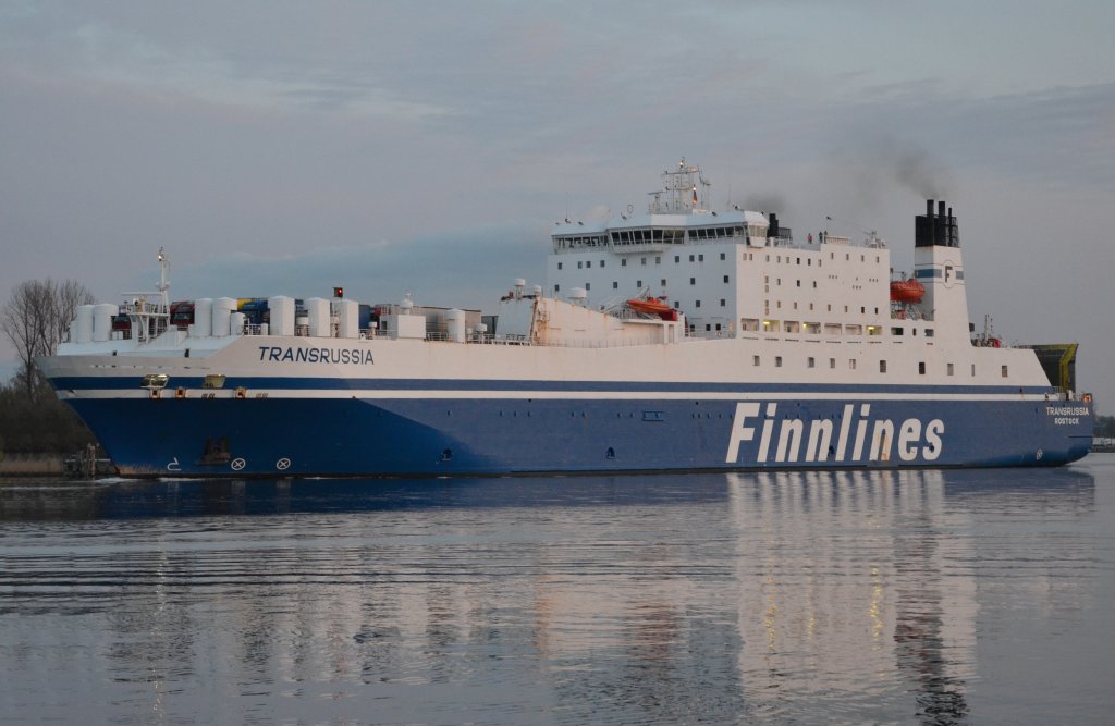 Transrussia ein RORO-Frachtschiff auslaufend von Lbeck hat Travemnde gerade passiert. Beobachtet am 27.04.2013. Heimathafen Rostock. 