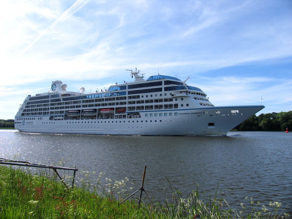 Traumschiff AZAMARA JOURNEY (IMO 9200940), Länge 180m, Breite 30m, Flagge: Malta; gebaut 2000 bei STX FRANCE, NANTES SAINT NAZAIRE; am 05.06.2010 während der Fahrt von Amsterdam nach Kopenhagen auf dem NOK bei Rade.
