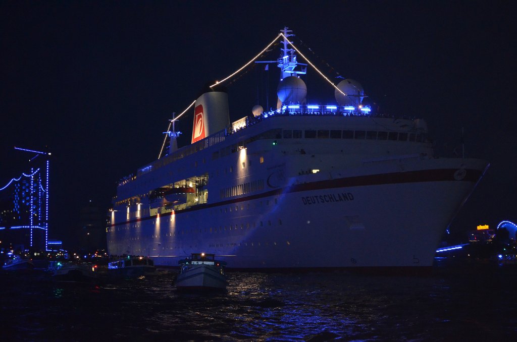 Traumschiff Deutschland IMO-Nummer:9141807 Flagge:Deutschland Heimathafen:Neustadt Lnge:175.0m Breite:22.0m Tonnage:22.400BRZ Geschwindigkeit:21Knoten Besatzung:280 Passagiere:520 Kabinenanzahl:294 Baujahr:1998 Bauwerft:Howaldtswerke,Kiel Deutschland bei den Cruise Days in Hamburg am 18.08.12