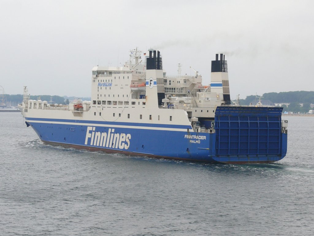 Travemnde am 19.07.2008, 'Finntrader' der Finnlines, Lnge 183 m, Breite 29,1 m 