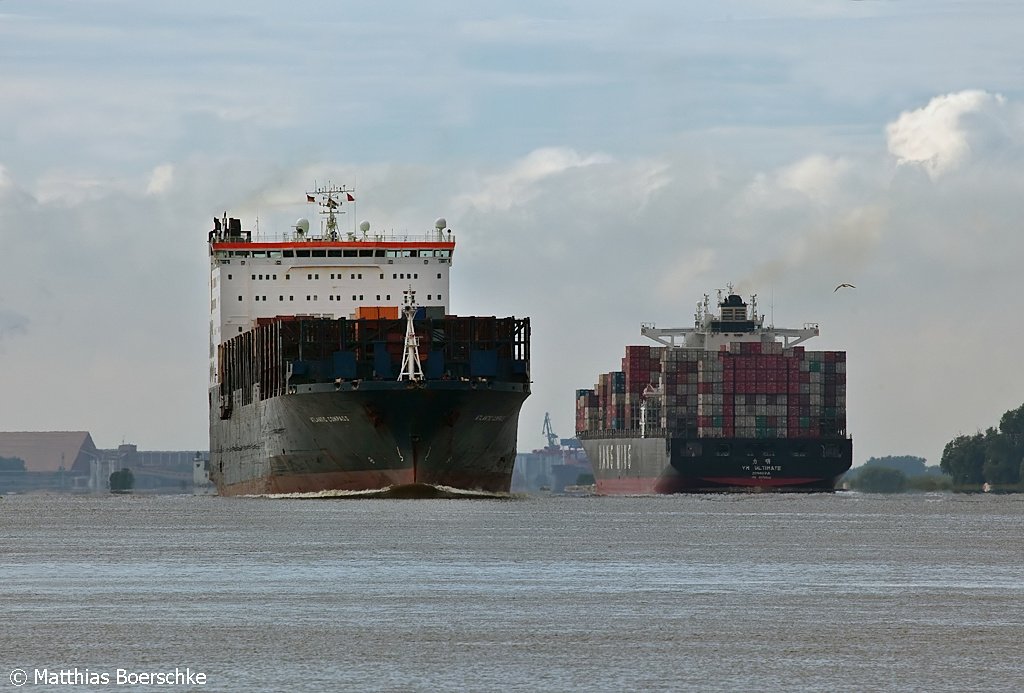 Treffen der Kolosse!Die Atlantic Compass trifft die YM Ultimate bei Lhe Sand auf der Elbe am 24.07.09.