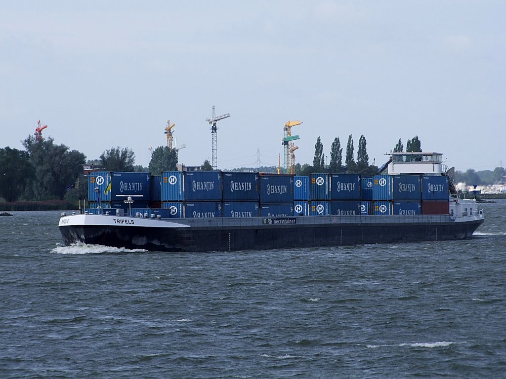 TRIFELS(04608390; L=135; B=11m; 3332t; Bj.2000)ist mit einer Ladung HANJIN-Container bei Woudrichem unterwegs; 110829