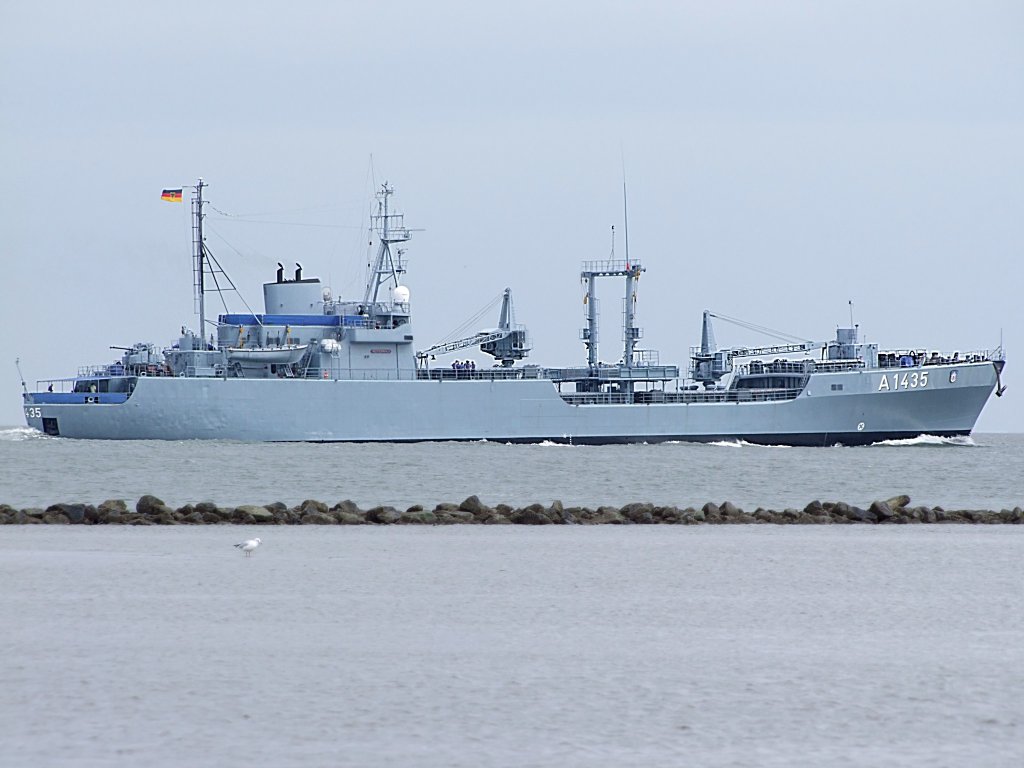 Tross Schiff Westerwald A1435 ein ehemaliger Munitionstransporter der Klasse-760 wurde im Feb.1967 Indienstgestellt, und fhrt seit Mrz 1992 unter ziviler Besatzung: Elbmndung bei Cuxhaven;090831