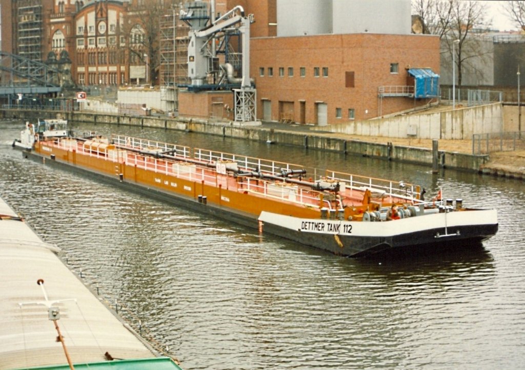 TSL Dettmer Tank 112 auf der Spree in Berlin-Charlottenburg zu Berg Richtung Mhlendammschleuse. Schubboot war Bugsierer 2. Scan vom Foto im Jahr 1993.