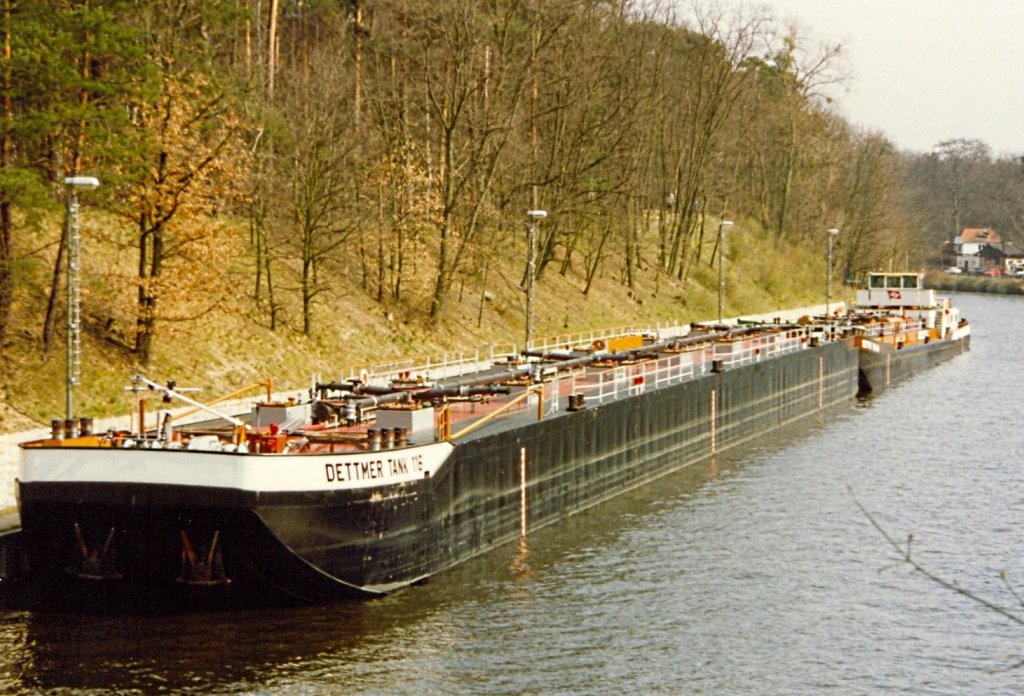 TSL Dettmer Tank 116 + TMS Dettmer Tank 46 im  APRIL  1993  im Teltowkanal in Berlin-Kohlhasenbrck. Scan vom Foto. Dies war eine Koppelstelle - hier wurde der Verband getrennt und der TSL von einem kleinen Schubboot zum Kraftwerk Lichterfelde geschoben.