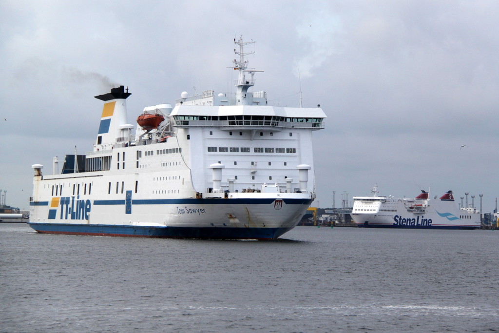 TT-Line Fhre Tom Sawyer auf dem Weg von Rostock berseehafen nach Trelleborg beim auslaufen in Warnemnde im Hintergrund kam schon die Mecklenburg-Vorpommern.30.07.2013