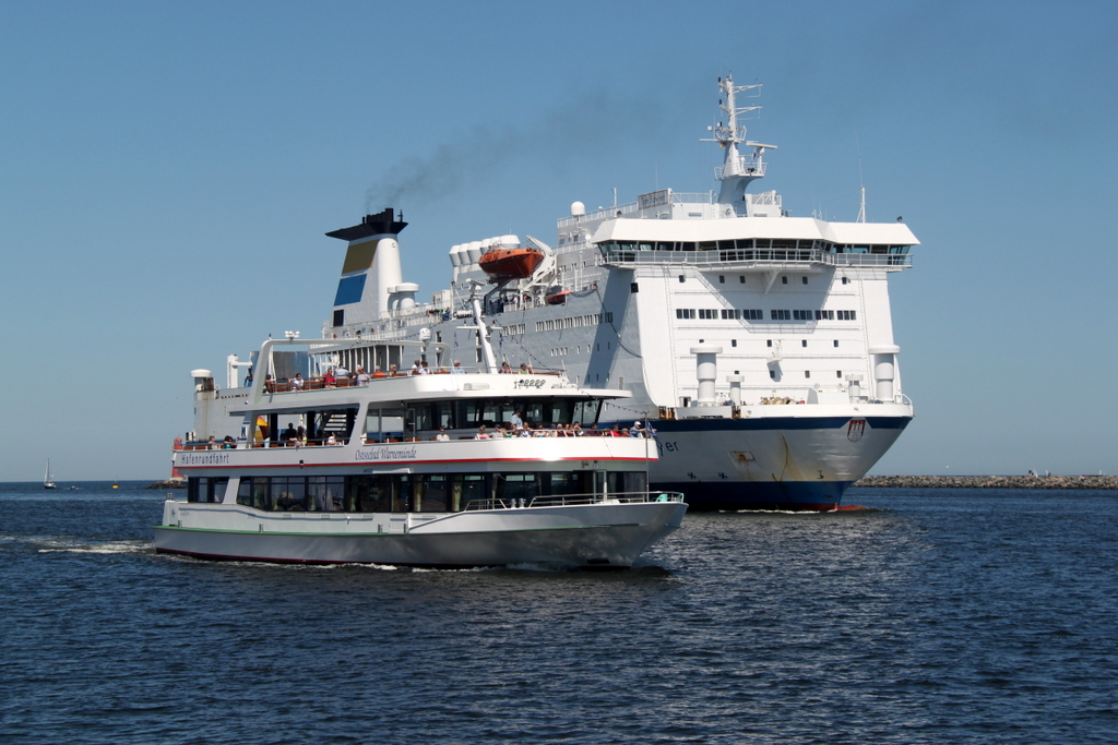 TT-Line Fhre Tom Sawyer kommt nach ihrer 6-stndigen berfahrt von Trelleborg nach Rostock-berseehafen in Warnemnde an am 21.07.2013

leider war die Hafenrundfahrt schneller