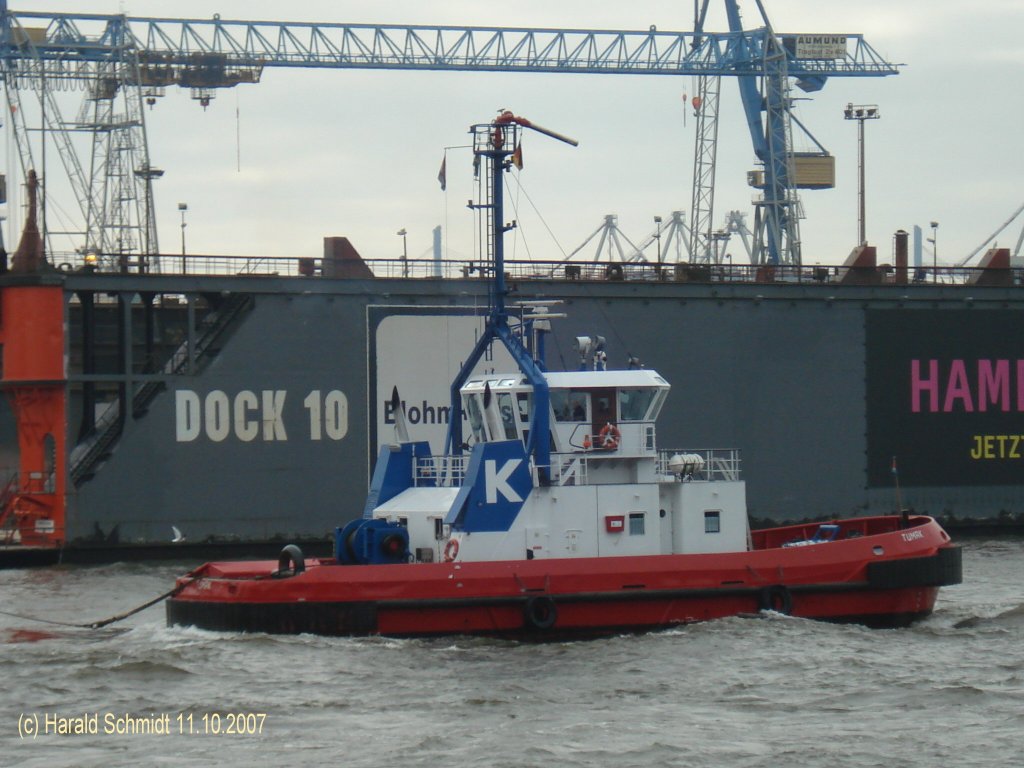 TUMAK   (1994) (Kotug)  (IMO 8521127) am 11.10.2007; Hamburg, Hhe Blohm&Voss /
Ex Germania (1987-1994)
Schlepper / BRZ 245 / La 27,58 m, B 9,10 m, Tg. 5,37 m / 2.370 kW, 10,8 kn, Pfahlzug 40,0 t /
1987 bei Cantiere Navale 'Ferrari' S.p.A., La Spezia, Italy
