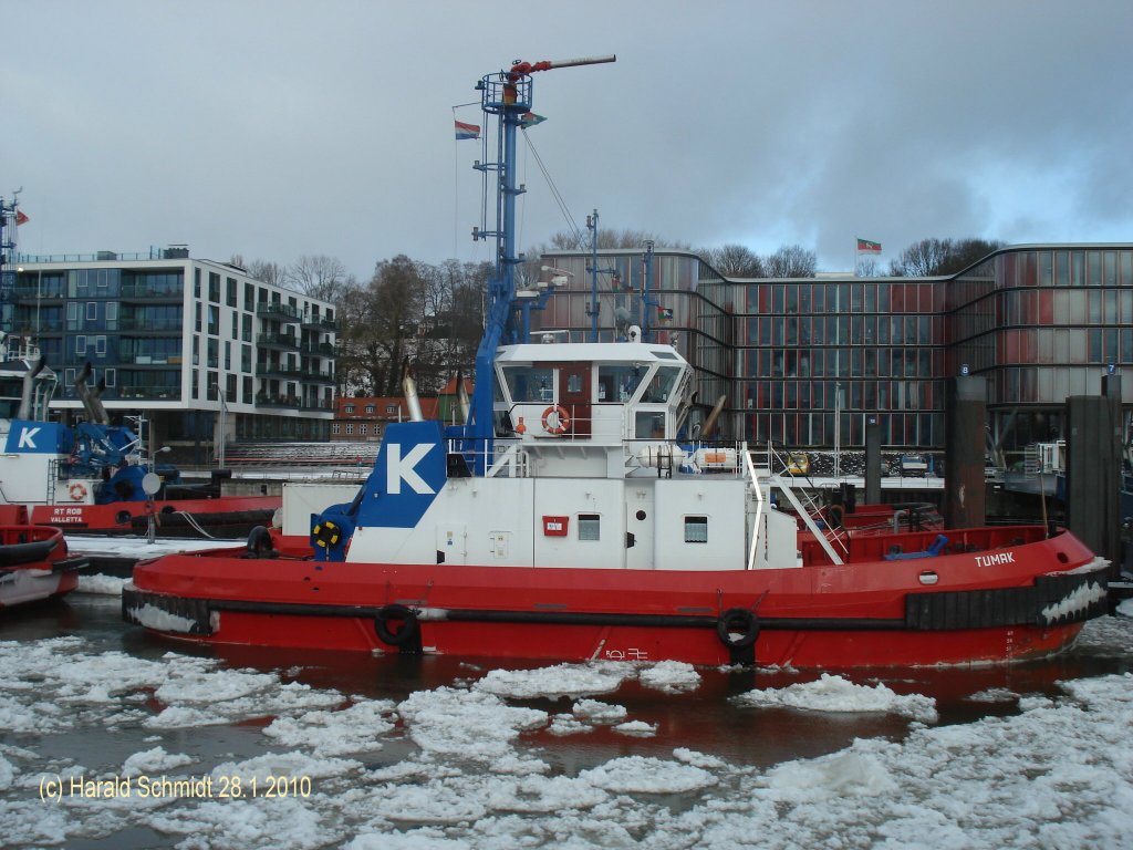 TUMAK   (1994) (Kotug)  (IMO 8521127) am 28.1.2010, Hamburg, Schlepperponton Neumhlen /
Ex Germania (1987-1994)
Schlepper / BRZ 245 / La 27,58 m, B 9,10 m, Tg. 5,37 m / 2.370 kW, 10,8 kn, Pfahlzug 40,0 t / 1987 bei Cantiere Navale 'Ferrari' S.p.A., La Spezia, Italy
