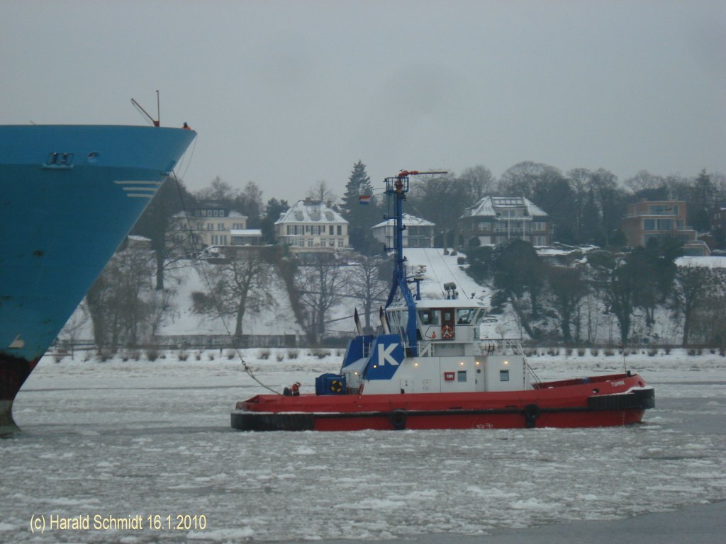 TUMAK   (1994) (Kotug)  (IMO 8521127) am 16.1.2010, Hamburg, Assistensschlepper fr „Carsten Maersk“ /
Ex Germania (1987-1994)
Schlepper / BRZ 245 / La 27,58 m, B 9,10 m, Tg. 5,37 m / 2.370 kW, 10,8 kn, Pfahlzug 40,0 t / 1987 bei Cantiere Navale 'Ferrari' S.p.A., La Spezia, Italy
