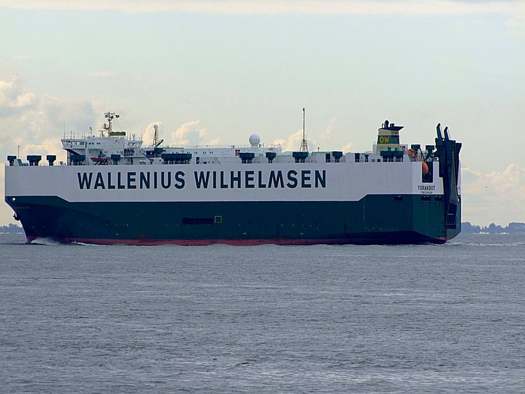 TURANDOT von WALLENIUS-WILHELMSEN(IMO:9070450;L=199; B=32mtr; GT=55598t; Baujahr1995)hat 13 Decks mit einer Gesamtflche von 52433m fr eine Kapazitt von 2959 Autos, bzw. 485LKW´s, und hat soeben den Hafen von Antwerpen verlassen;110830