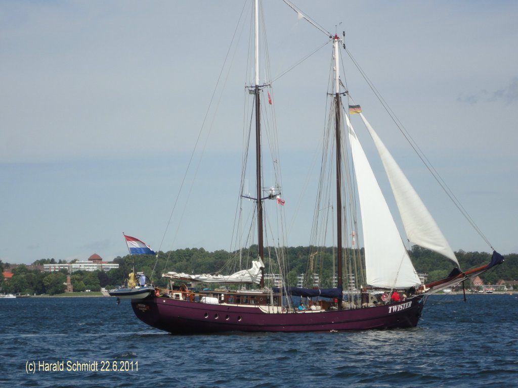 TWISTER  (ENI 02606424) am 22.6.2011 auf der Kieler Frde (Kieler Woche)/
2-Mast- Topsegelschoner / La 36,0m, B 6,2m, Tg. 3,3m / Segelflche 350 m / 191 kW / 1902 als segelndes Fischereifahrzeug, 1998 Umbau zum 2-Mast Topsegelschoner / Heimathafen: Enkhuizen, NL / 

