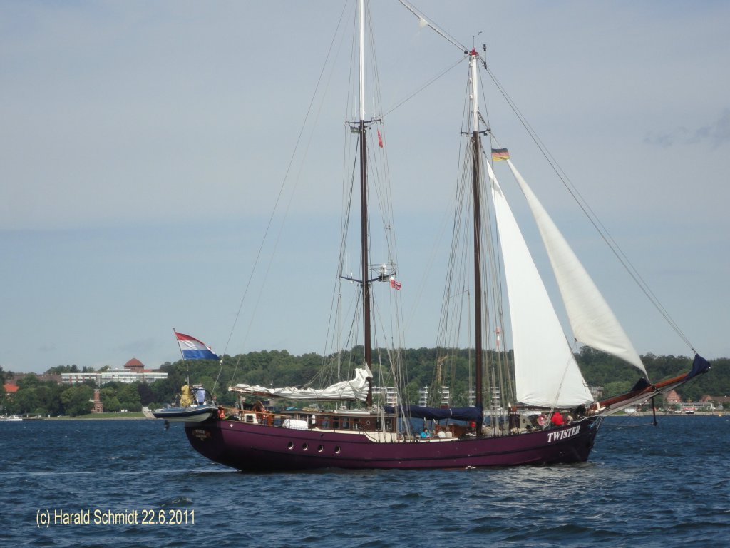 TWISTER  (ENI 02606424) am 22.6.2011 auf der Kieler Frde (Kieler Woche)/
2-Mast- Topsegelschoner / La 36,0m, B 6,2m, Tg. 3,3m / Segelflche 350 m / 191 kW / 1902 als segelndes Fischereifahrzeug, 1998 Umbau zum 2-Mast Topsegelschoner / Heimathafen: Enkhuizen, NL / 

