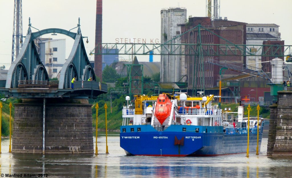 Twister, IMO 9507594, am 02.07.2012 in den Rheinhafen Krefeld einlaufend. Aufgrund des hohen Wasserstandes wurde die ber 100 Jahre alte Hafendrehbrcke geffnet. Daten des Schiffes: Lnge: 99,95 m; Breite: 14,00 m; Tiefgang: 3,38 m; Tonnage: 2410 t; Leistung 2 x 1007 kW; Baujahr 2010.