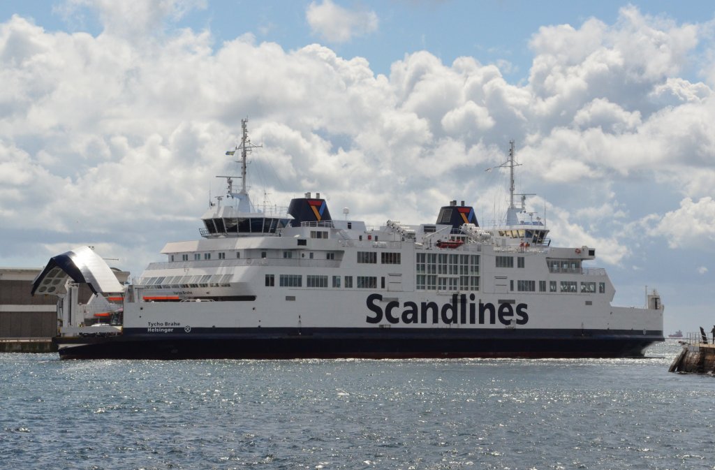 ,,Tycho Brahe‘‘ Scanline Fhre Helsingr luft gerade den Hafen von Helsingr am 16.07.2012 an.