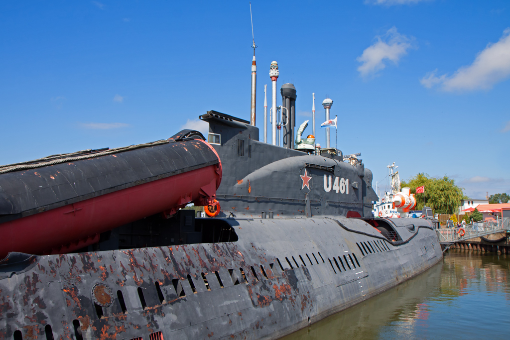 U-Boot der ehemaligen Rotbannerflotte kann man im Haupthafen, nahe dem  Historisch-Technischen Museum  Peenemnde, fr 6.00  besichtigen. - August 2012
