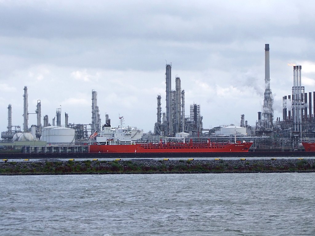 UCT-ELIZABETH(IMO:9272747;118x19mtr.)im Hafengebiet der SHELL-CHEMIE bei Moerdijk;100829