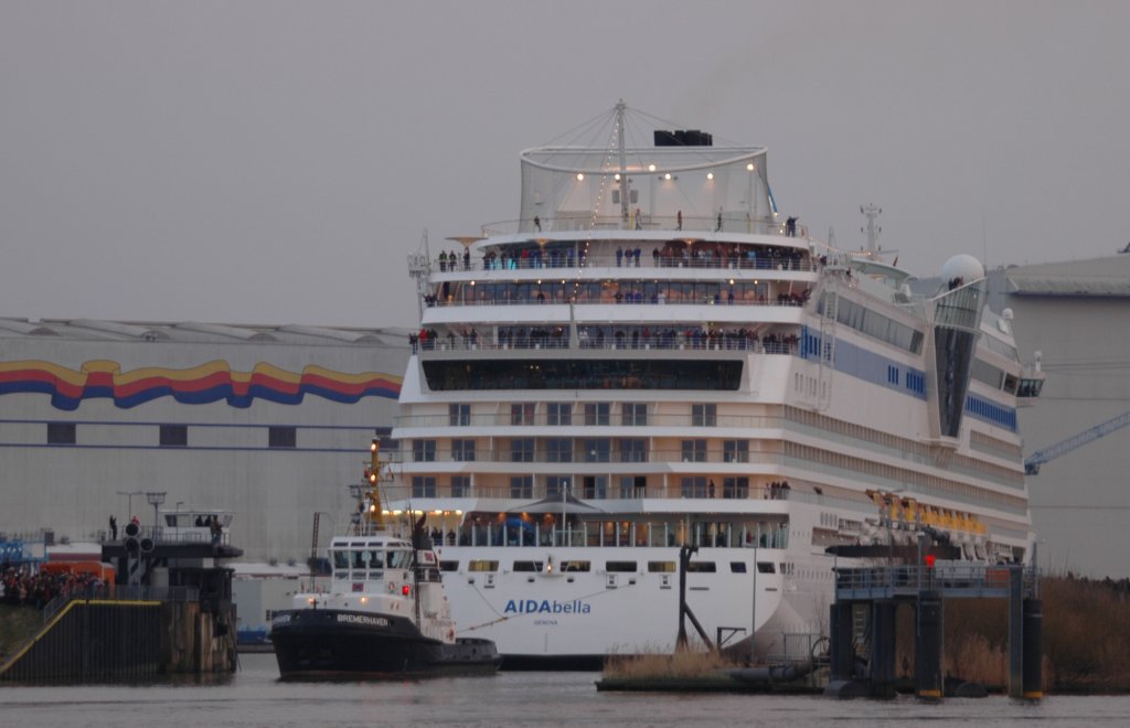 berfhrungsfahrt der AIDAbella auf der Ems nach Emden. Hier beim Ausfahren aus der Dockschleuse der Meyerwerft in Papenburg Ende Mrz 2008.