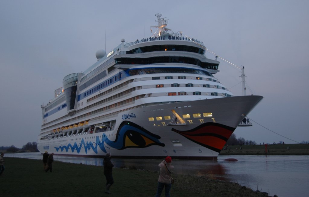 berfhrungsfahrt der AIDAbella auf der Ems nach Emden. Kurz hinter der  Dockschleuse der Meyerwerft in Papenburg Ende Mrz 2008.