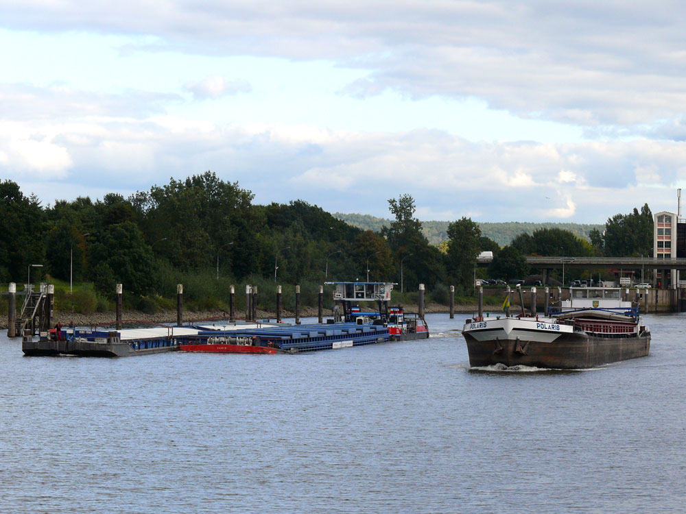 berholmanver auf dem unteren Schleusenkanal Richtung Hamburg: nach Passieren der Schleuse zieht POLARIS am Schubverband vorbei, am Schubboot befinden sich zwei Schubleichter nebeneinander; Geesthacht, 30.09.2010
