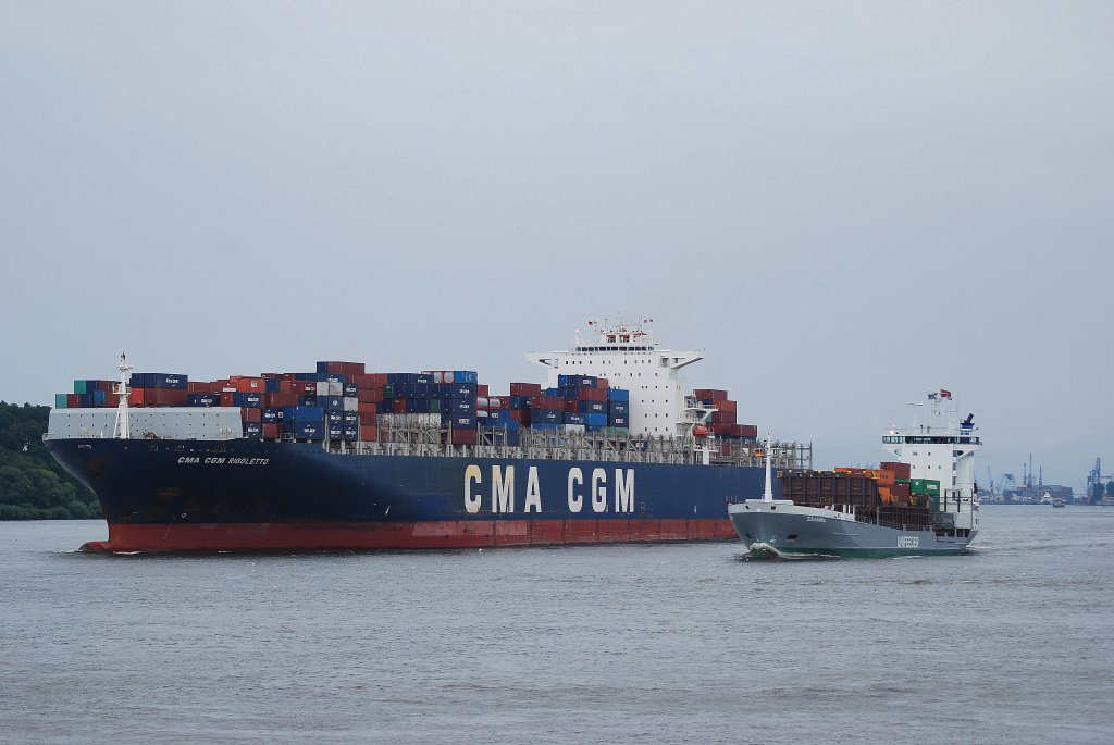 berholmanver der CMA CGM Rigoletto durch den Feeder Johanna am 14.08.10 vor dem Rschpark Hamburg Finkenwerder.