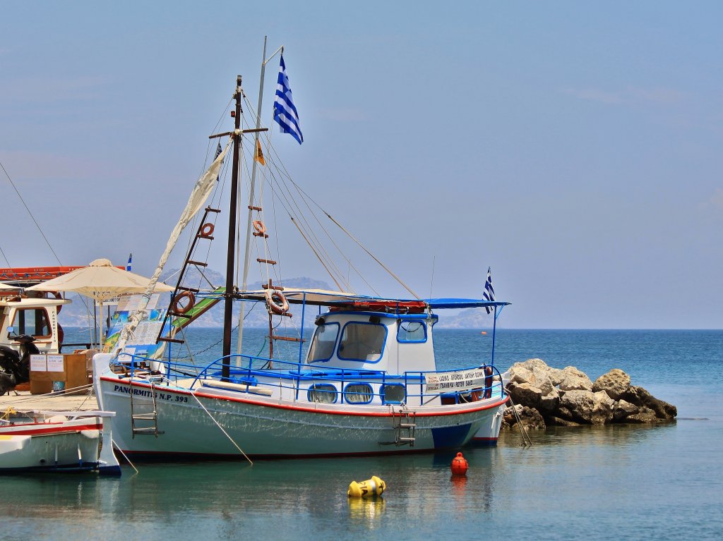 Umgebautes Fischerboot im Hafen von Kolymbia auf Rhodos (Gr). Mit solchen Booten kann man hier sehr schne Tagesausflge zu den zahlreichen kleinen Buchten machen um dort zu baden. Whrend der Fahrt wird man mit leckerem landestypischen Essen und Getrnke verwhnt. (14.06.2012)