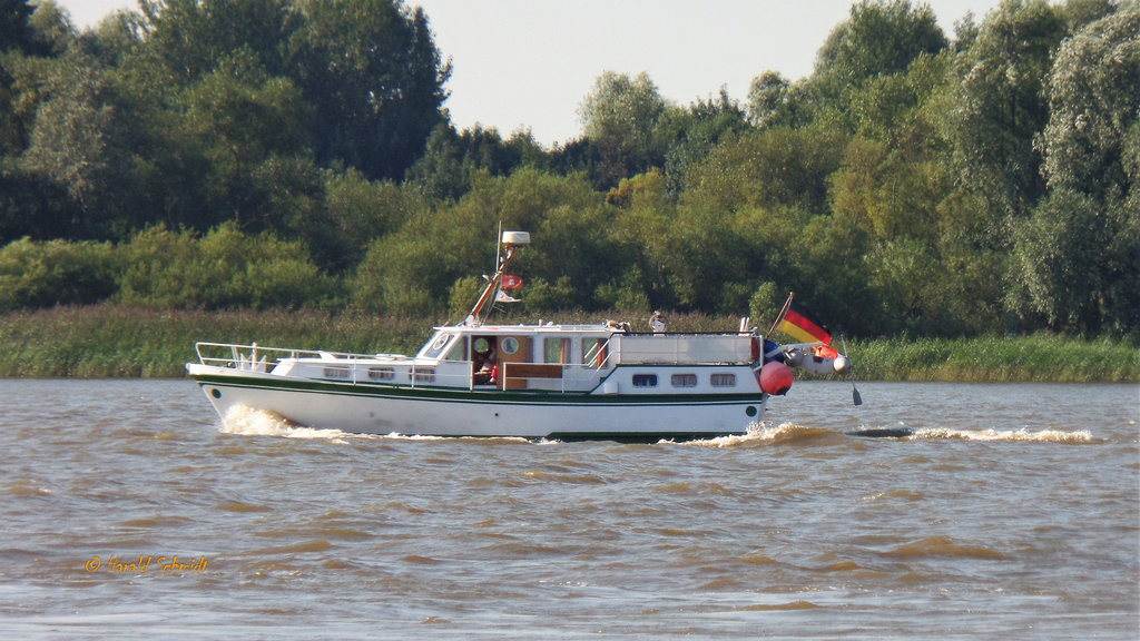 Unbekannte Motorjacht am 15.8.2017, Hamburg einlaufend, Elbe Höhe Wittenbergen /