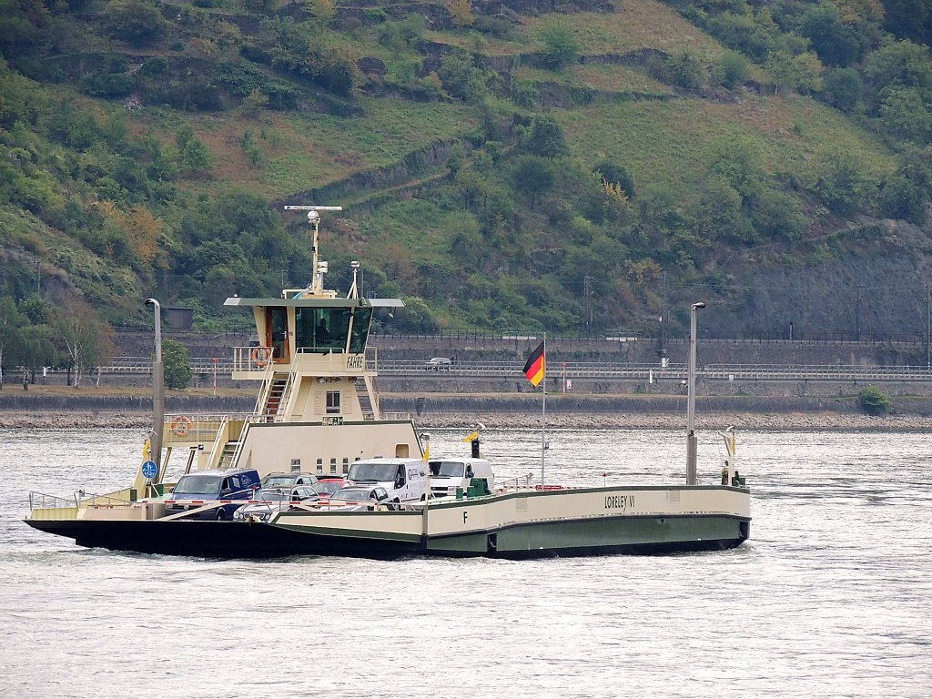 Unermdlich pendelt die Rheinfhre LORELEY VI zwischen St.Goar u. St.Goarshausen; 120829