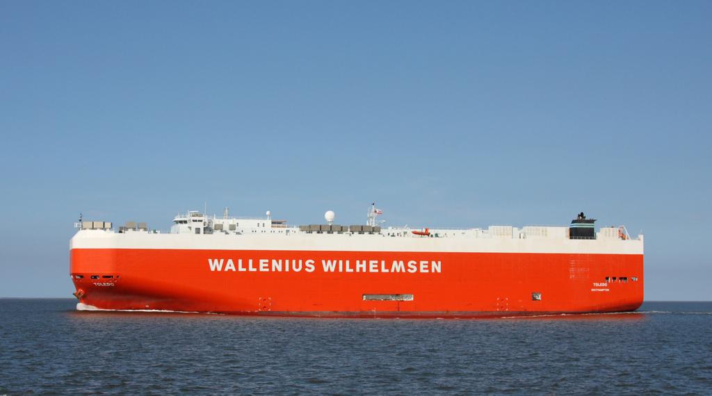 Unfrmig und klobig wirkt dieser Autotransporter. Es handelt sich um 
die Toledo Wallenius Wilhelmsen. Das Schiff war am 6.7.2013 in der 
deutschen Bucht nahe Helgoland unterwegs.