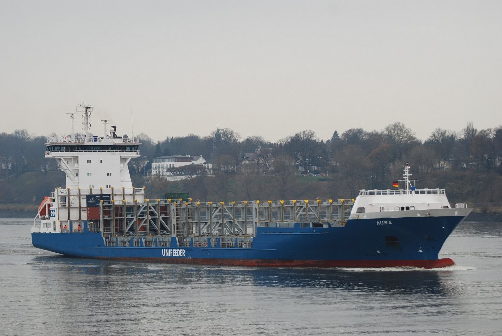 UNIFEEDER Aura luft am 21.11.09 in Hamburg ein aufgenommen vom Yachthafen Finkenwerder.