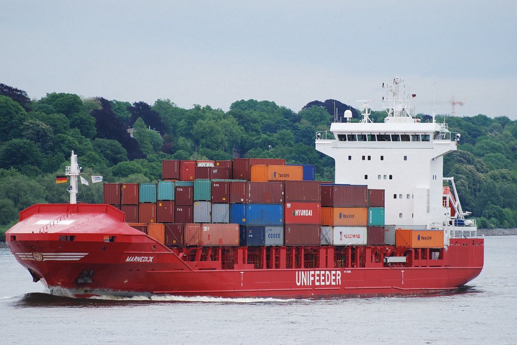 UNIFEEDER Marnedijk IMO-Nummer:9339026 Flagge:Zypern Lnge:130.0m Breite:21.0m Baujahr:2006 Bauwerft:Fujian Mawei Shipbuilding,Fuzhou China am 01.06.10 aus Hamburg auslaufend passiert den Rschpark Finkenwerder. 