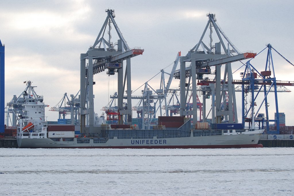 UNIFEEDER Sven IMO-Nummer:9134139 Flagge:Deutschland Lnge:121.0m Breite:18.0m Baujahr:1996 Bauwerft:Sietas,Hamburg Deutschland Stellpltze fr 700 TEU festgemacht im Hamburger Hafen am 30.01.10