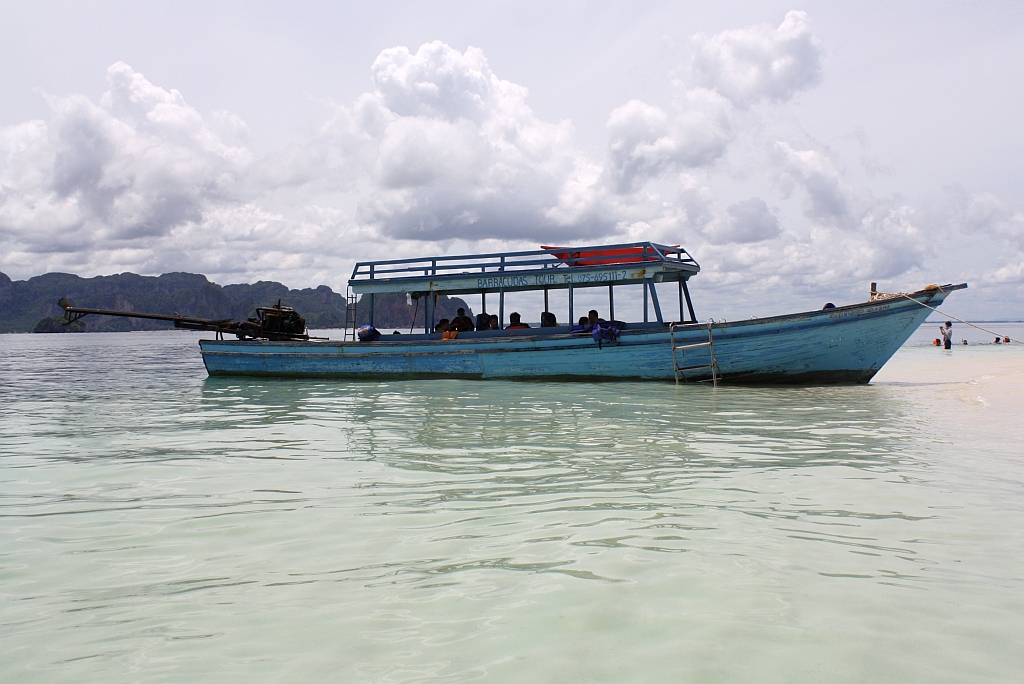 Unser Ausflugsboot liegt am 23.Mai 2010 am Strand von Koh Poda. Leider ist der Bootsnamen nur auf Thai angeschrieben, und eine Reg.Nr. war berhaupt nicht vorhanden.