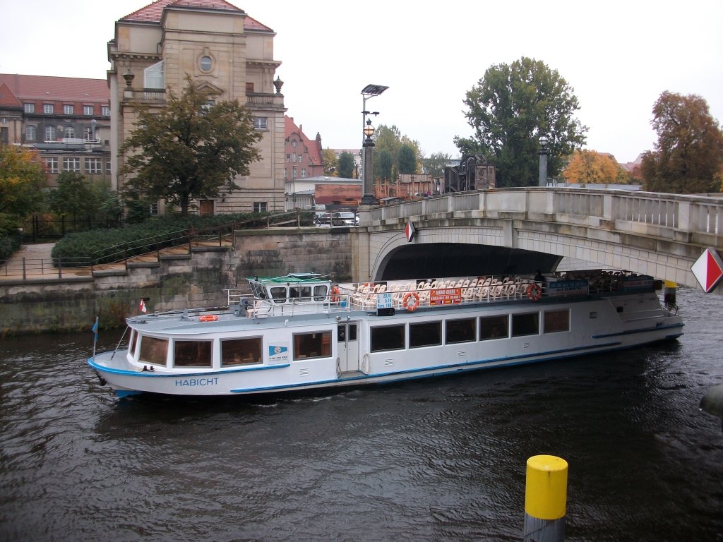 Unter der Monbijoubrcke in Berlin hindurch fuhr am 16.Oktober 2010 das Motorschiff  Habicht .