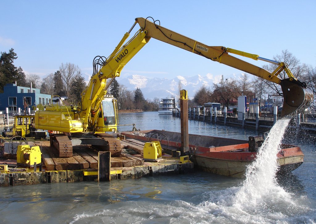 Unterwasserbauarbeiten im Schifffahrtskanal im Zusammenhang mit dem Hochwasserstollen bei der Lndte in Thun. Beim MS handelt es sich um die  Breite  Nr. 07000751 der Baufirma Walo mit Heitmathafen Basel. 09-02-2009