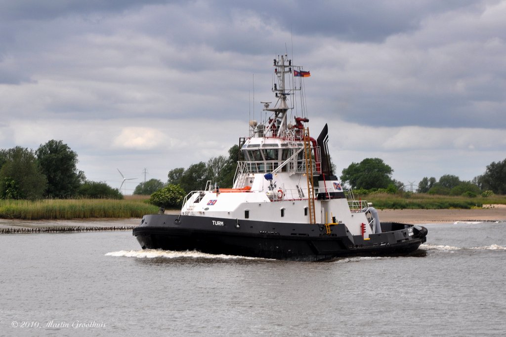 URAG - Schlepper  Turm  am 25.07.2010 auf der Weser vor Bremen.Baujahr 2001 / L:32m/B:11m/Tg:6m / Pfahlzug 54t /13 kn / Heimathafen Bremen / Flagge Deutschland