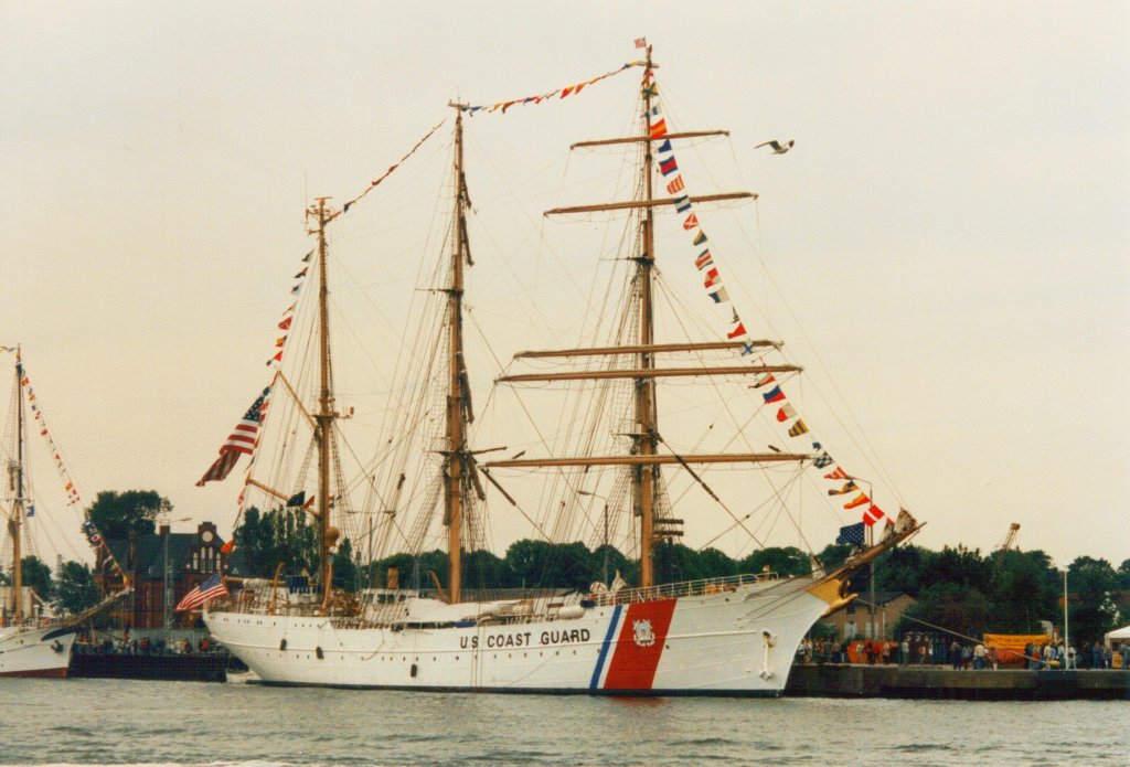 USCGC Eagle (ex Horst Wessel / Gorch Fock-Klasse) ist eine Bark der United States Coast Guard und dient
als Segelschulschiff fr Offiziersanwrter.
Wurde 1946 als Reparationsleistung in die Vereinigten Staaten berfhrt.
Heimathafen: New London (Connecticut)
techn. Daten: Lnge 	        89,0 m (La)
                     Breite 	        12,0 m
                     Tiefgang 	        max. 5,0 m
                     Maschinenleistung 	1.000 PS (735 kW)
                     Geschwindigkeit 	          max. 10 kn (19 km/h)
                     Geschwindigkeit unter Segeln  max. 17 kn (31 km/h)
Aufnahme vom August 1997 anlsslich der Hanse Sail in Rostock und Warnemnde 