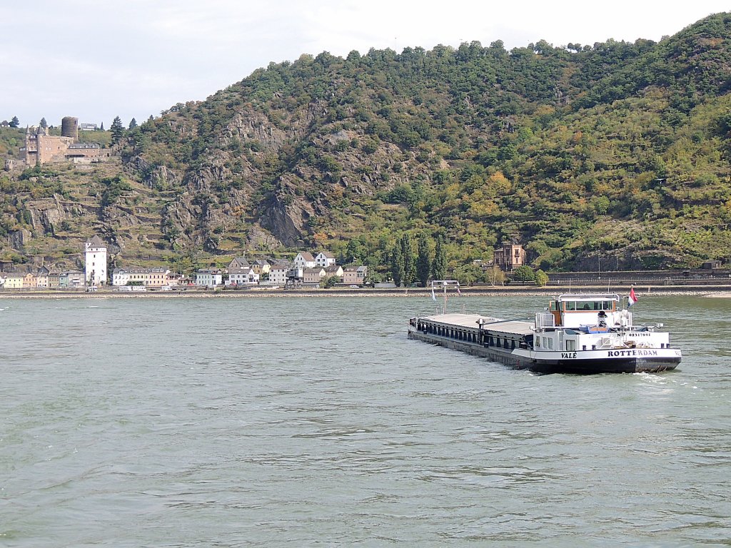 Val (02317891;L=85; B=9,5m; 1632t; Bj.1970) ist am Rhein bei St.Goarshausen unterwegs; 1208296