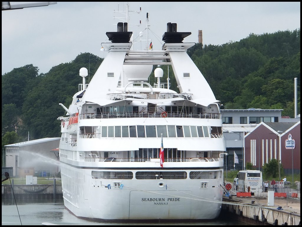 VDL Bova Futura von De Rganer fhrt Shuttle fr die Passagiere der  Seabourn Pride . Stadthafen Sassnitz, 09.06.2013 