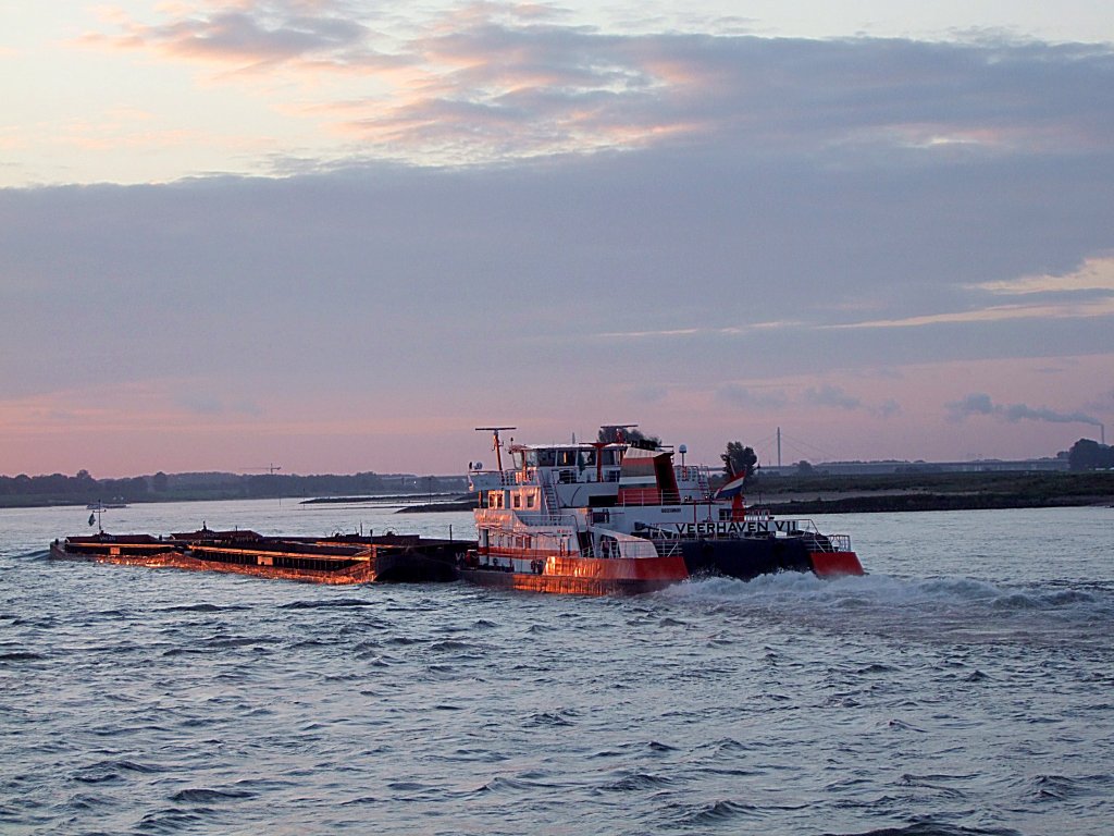 VEERHAVEN-VII, WALRUS(02319631; L=40; B=15mtr; Bj.1990)ist bei Sonnenaufgang im Bereich von Nijmegen unterwegs; 110828